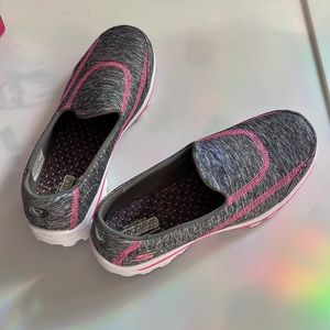 NIB Skechers Go Walk 2 Relay Slip On Shoes